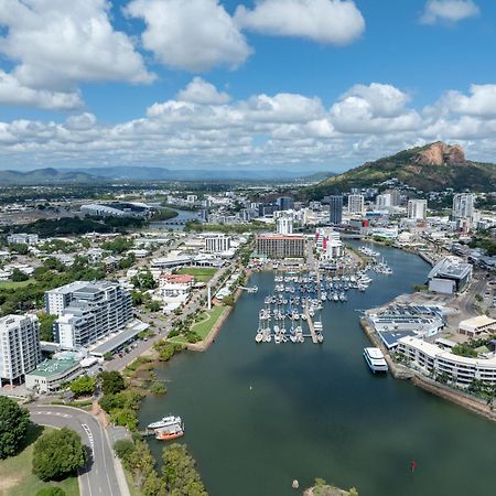 Oaks Townsville Metropole Hotel Bagian luar foto