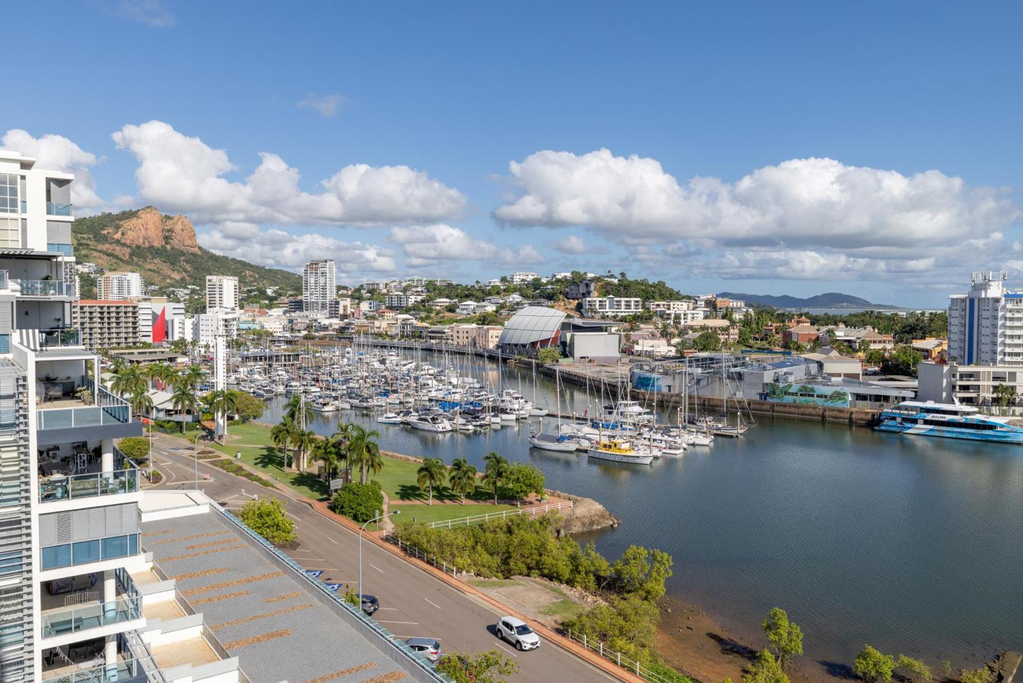 Oaks Townsville Metropole Hotel Bagian luar foto