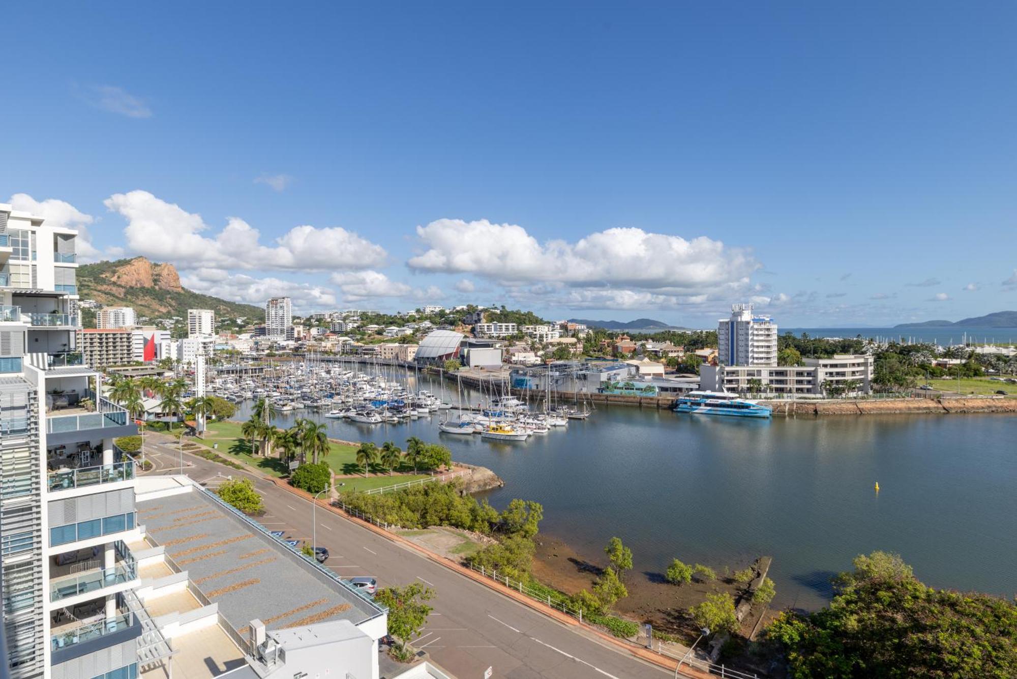 Oaks Townsville Metropole Hotel Bagian luar foto