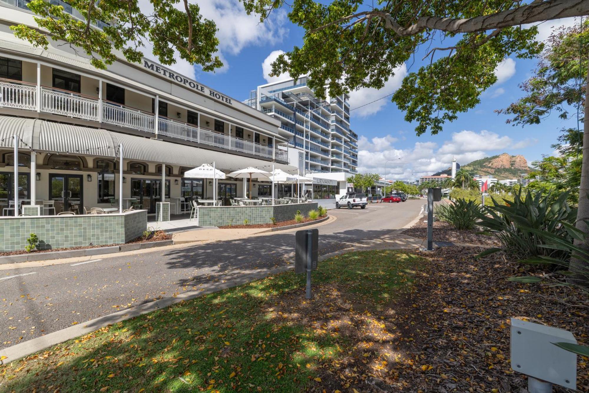 Oaks Townsville Metropole Hotel Bagian luar foto