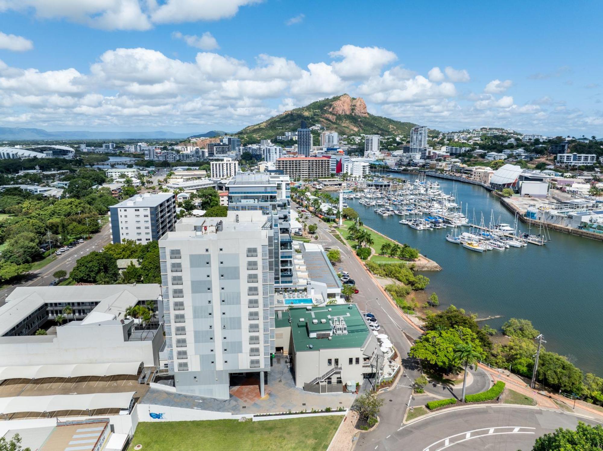 Oaks Townsville Metropole Hotel Bagian luar foto