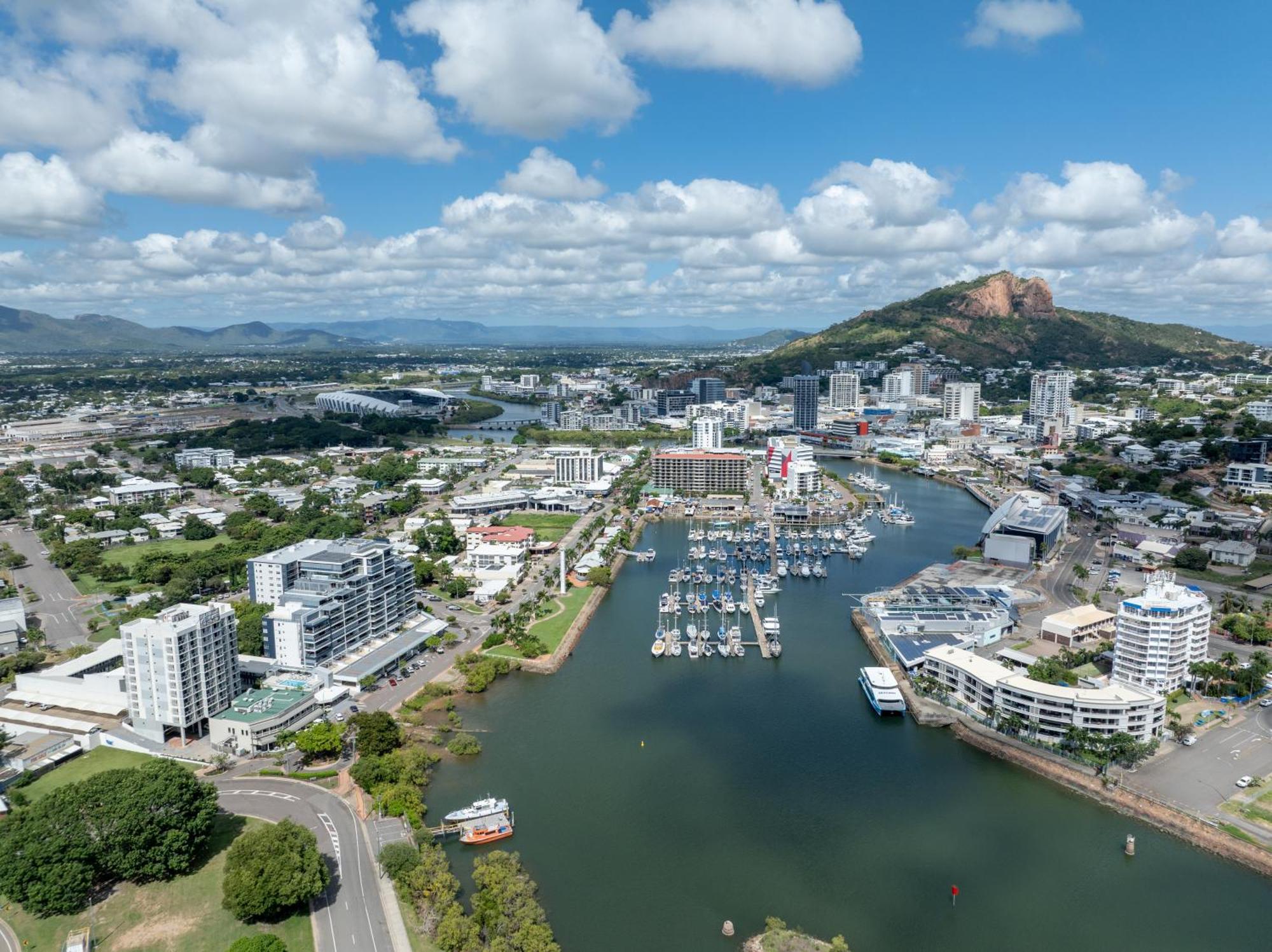 Oaks Townsville Metropole Hotel Bagian luar foto