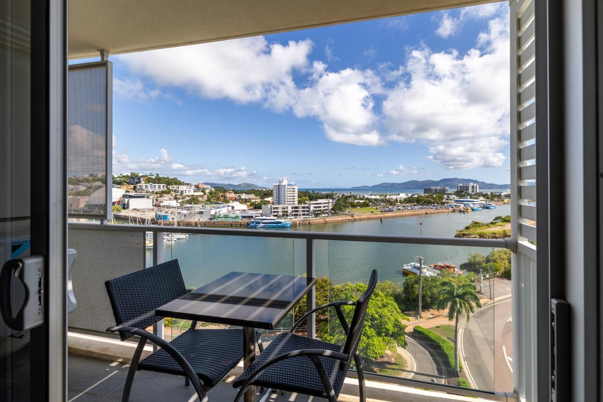 Oaks Townsville Metropole Hotel Bagian luar foto