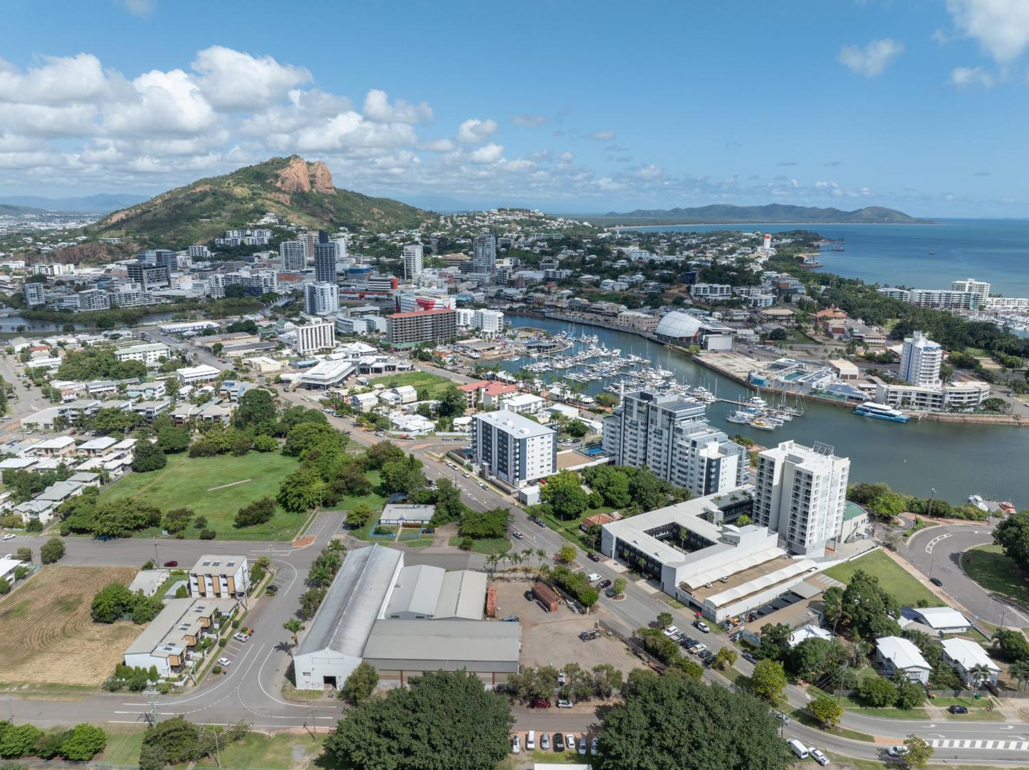 Oaks Townsville Metropole Hotel Bagian luar foto