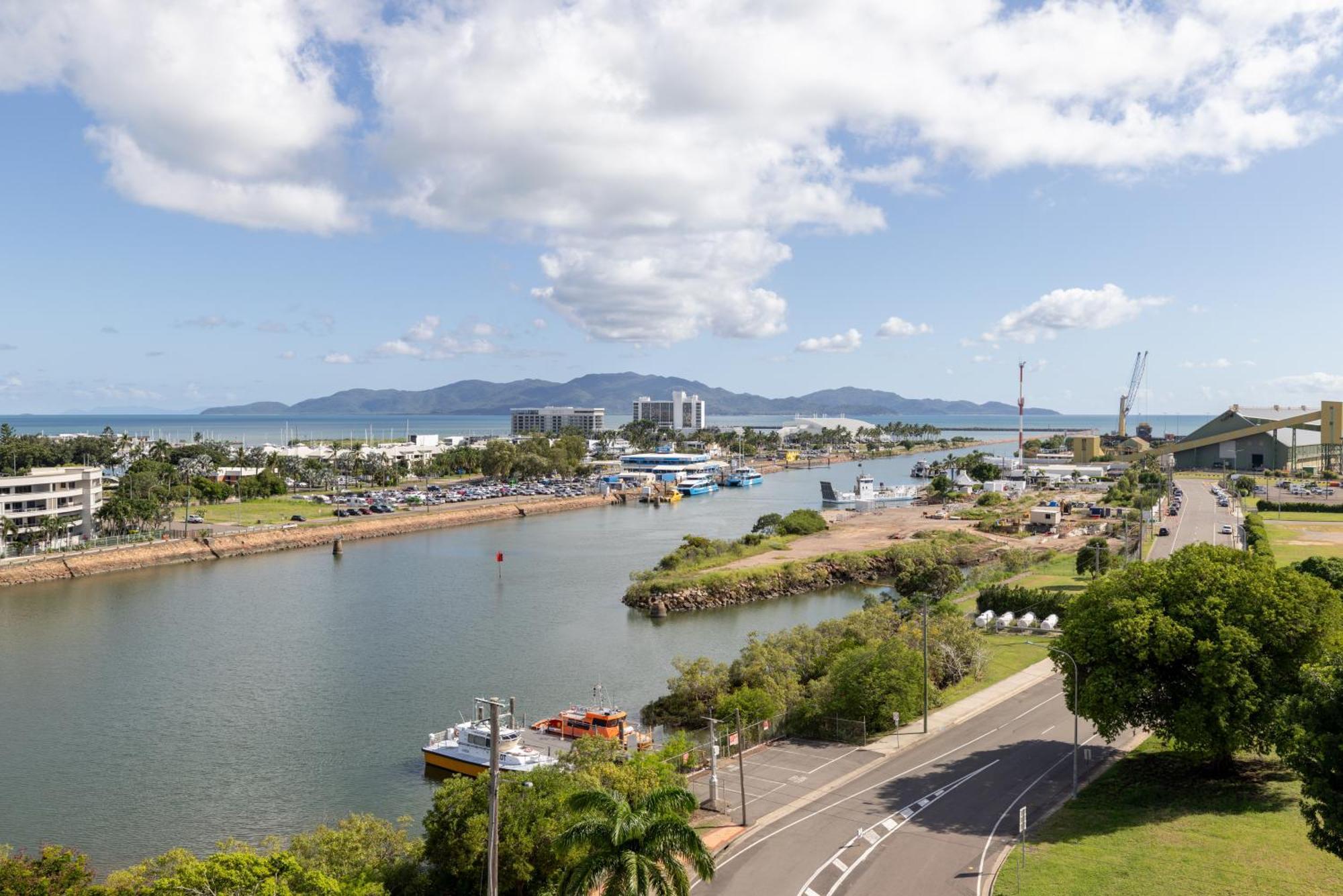 Oaks Townsville Metropole Hotel Bagian luar foto