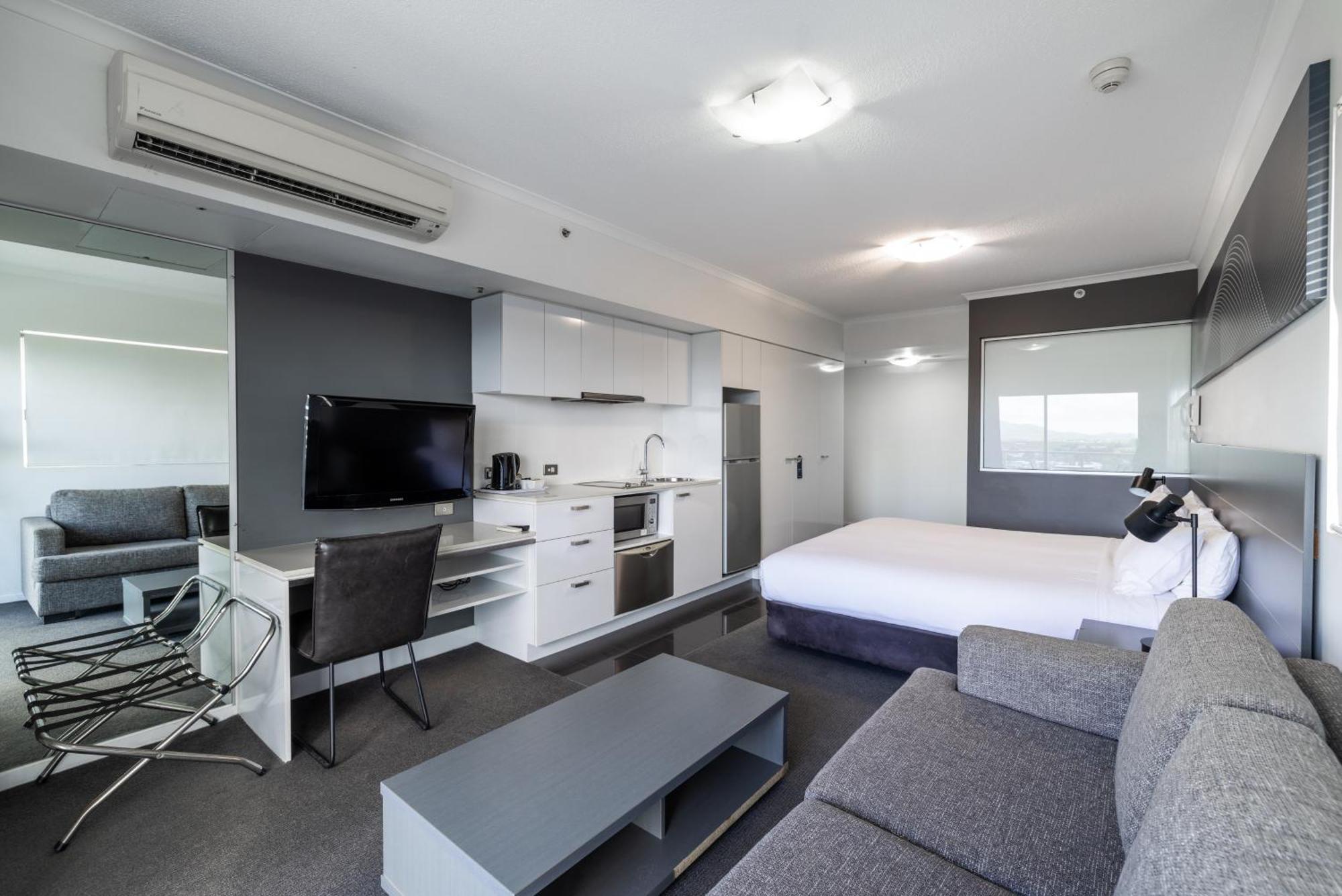 Oaks Townsville Metropole Hotel Bagian luar foto