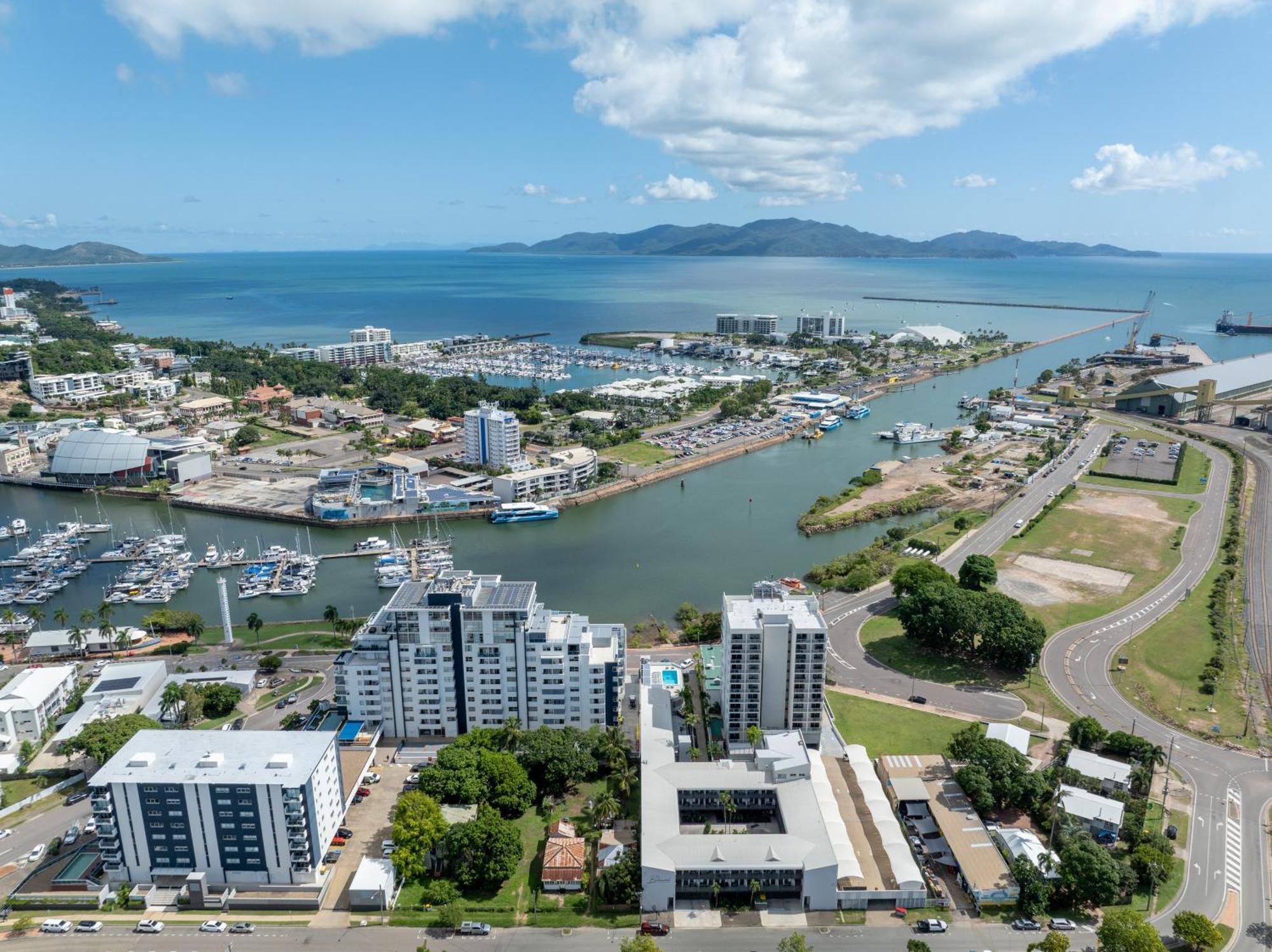 Oaks Townsville Metropole Hotel Bagian luar foto