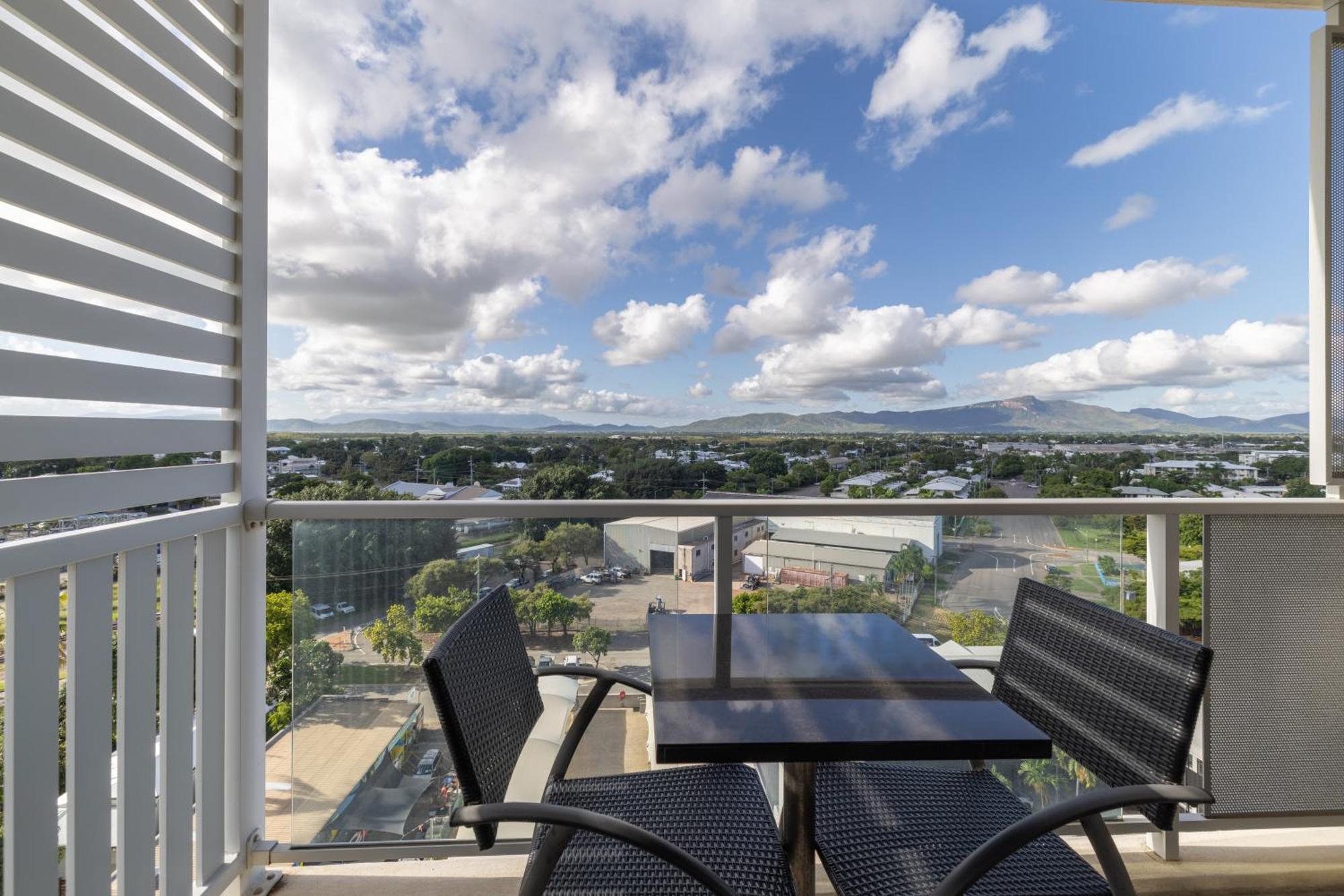 Oaks Townsville Metropole Hotel Bagian luar foto