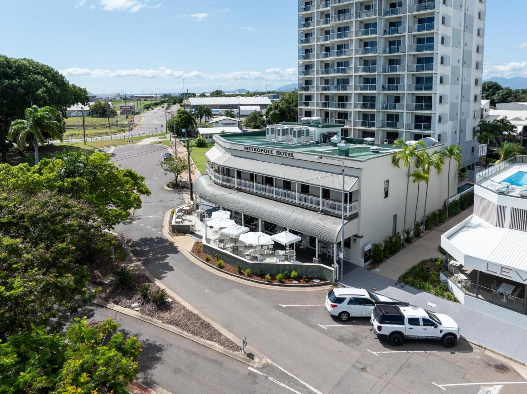 Oaks Townsville Metropole Hotel Bagian luar foto