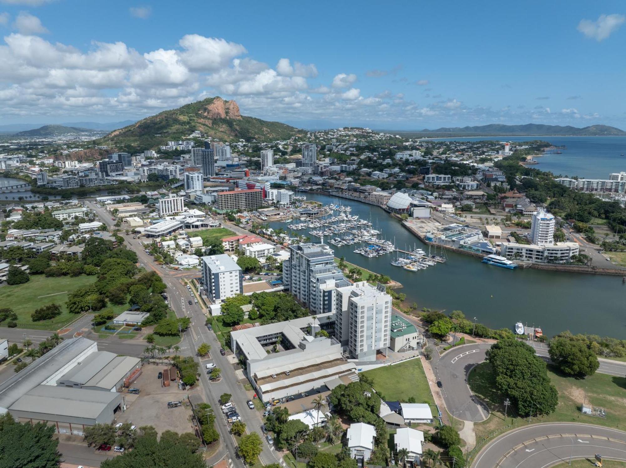 Oaks Townsville Metropole Hotel Bagian luar foto