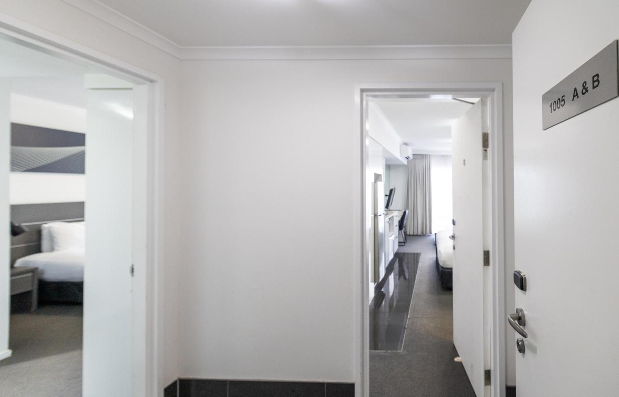 Oaks Townsville Metropole Hotel Bagian luar foto