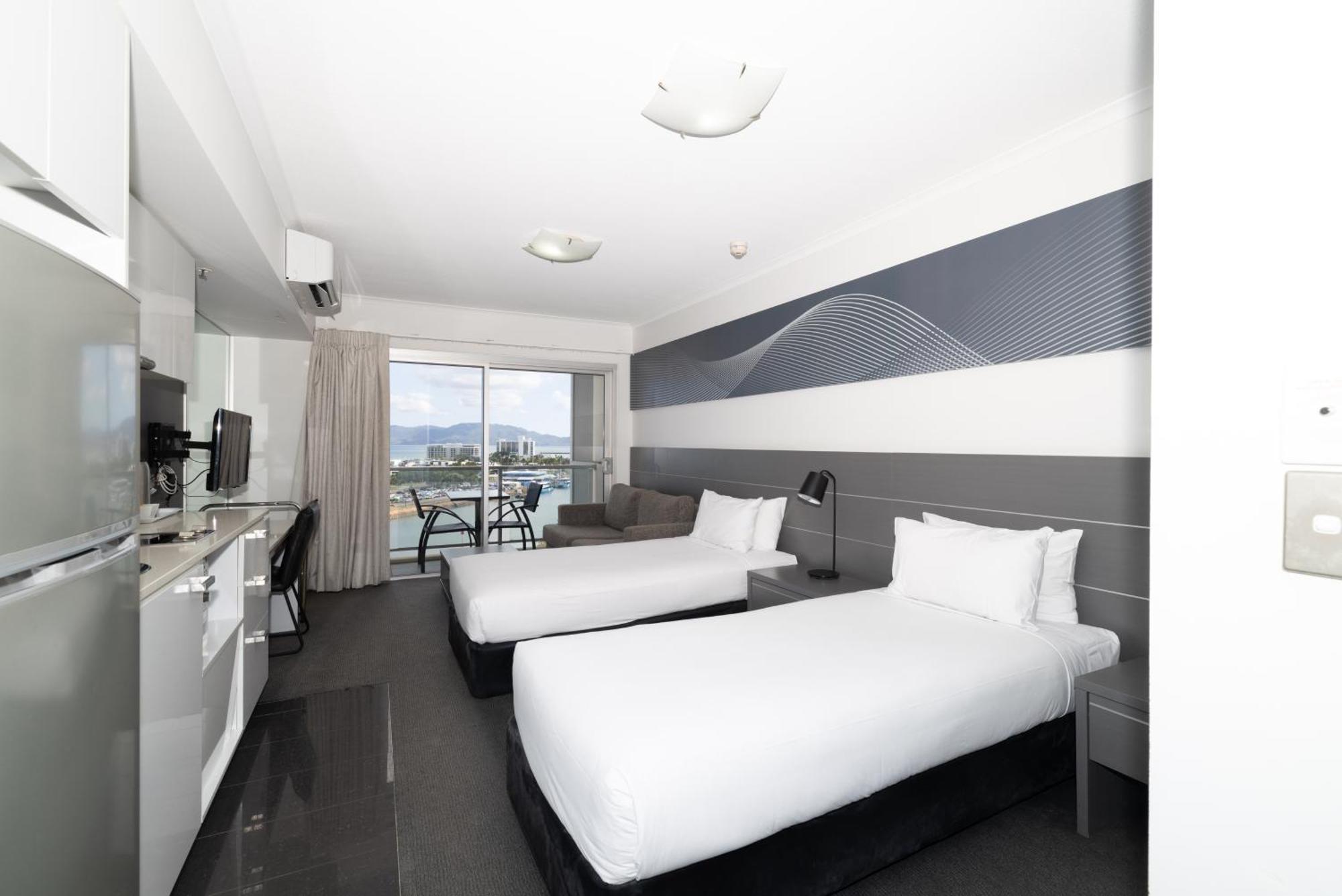 Oaks Townsville Metropole Hotel Bagian luar foto
